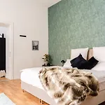 165m2 Downtown Family 5br, 3bath, Kids Room, 11min Alexanderplatz * Berlim