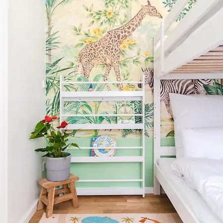 165m2 Downtown Family 5br, 3bath, Kids Room, 11min Alexanderplatz Berlino