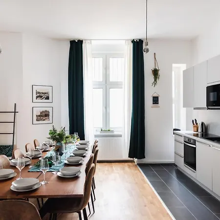165m2 Downtown Family 5br, 3bath, Kids Room, 11min Alexanderplatz דירה *
