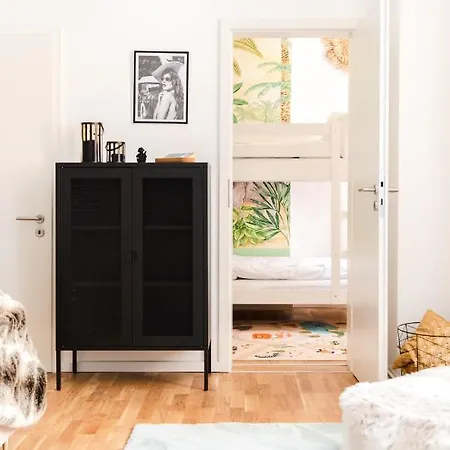 165m2 Downtown Family 5br, 3bath, Kids Room, 11min Alexanderplatz * Berlino