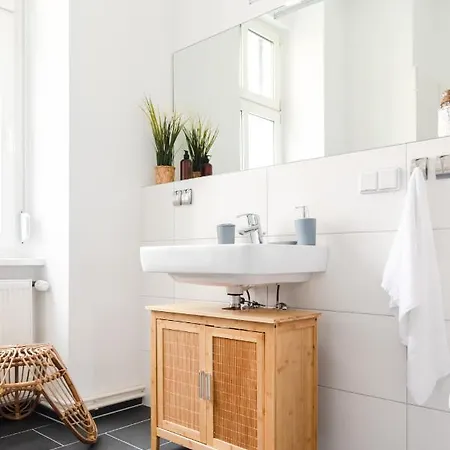 165m2 Downtown Family 5br, 3bath, Kids Room, 11min Alexanderplatz