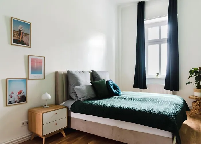 165m2 Downtown Family 5br, 3bath, Kids Room, 11min Alexanderplatz Apartamento Berlim