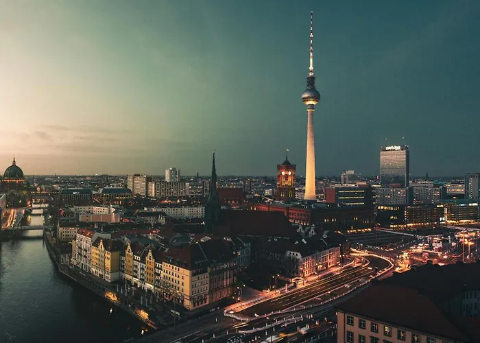 165m2 Downtown Family 5br, 3bath, Kids Room, 11min Alexanderplatz *