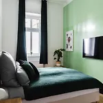 Daire 165m2 Downtown Family 5br, 3bath, Kids Room, 11min Alexanderplatz Berlin