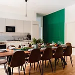 165m2 Downtown Family 5br, 3bath, Kids Room, 11min Alexanderplatz Daire