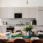 165m2 Downtown Family 5br, 3bath, Kids Room, 11min Alexanderplatz *