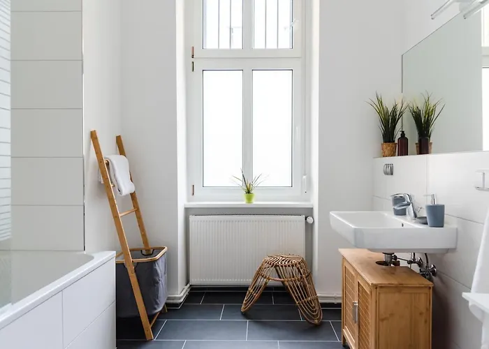 165m2 Downtown Family 5br, 3bath, Kids Room, 11min Alexanderplatz