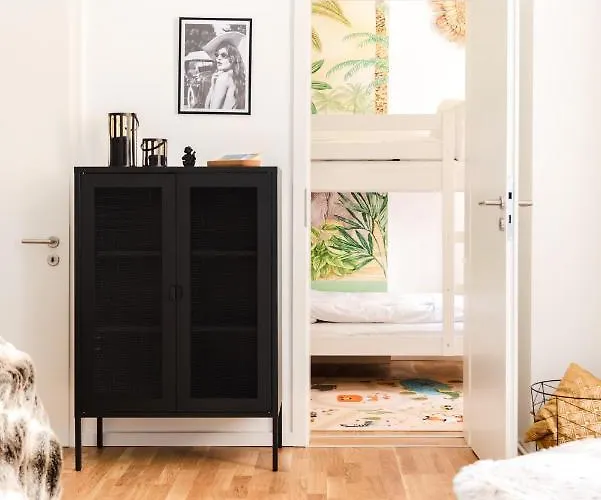 165m2 Downtown Family 5br, 3bath, Kids Room, 11min Alexanderplatz * Berlín