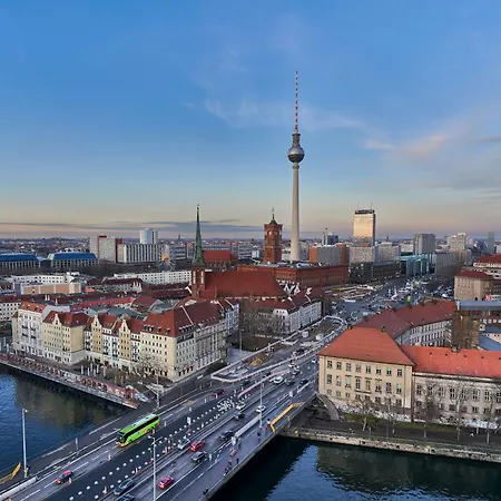 165m2 Downtown Family 5br, 3bath, Kids Room, 11min Alexanderplatz Apartment Berlin